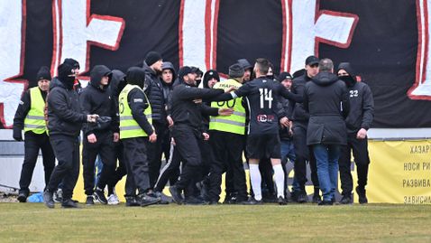 Огромен скандал: фенове нахлуха на терена и набиха делегата на Локо (Пд) - Септември