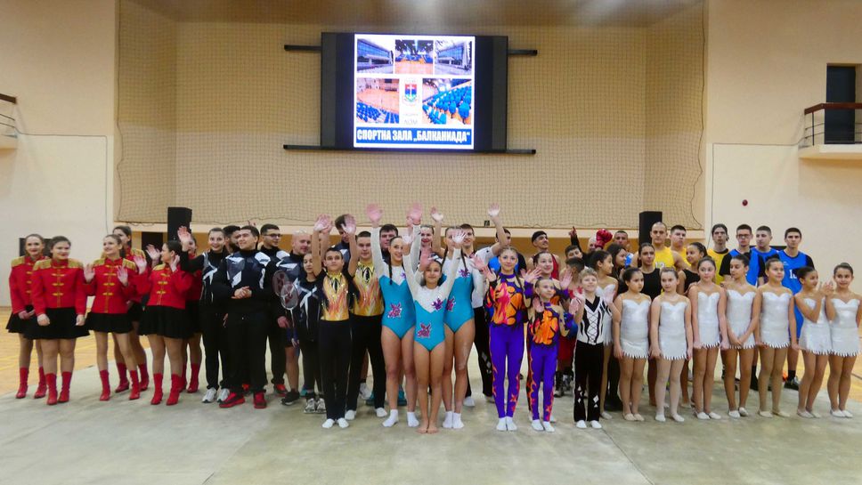 С впечатляващи изпълнения акробатите от СК Олимп момичетата от Общинската