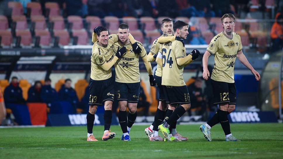 Рупанов се появи от пейката при равенство на Гурник