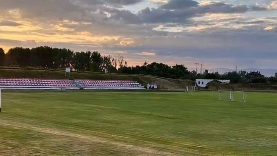 Спортна база на футболен клуб Керамик  Елин Пелин е обект