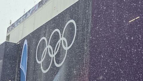 Обилен сняг и лоша видимост за слалома в Бормио