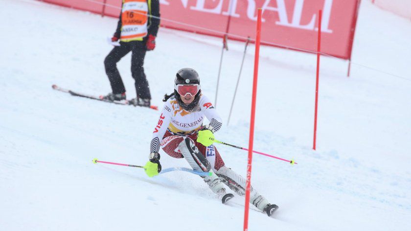 Юлия Златкова продължава с доминацията си в слалома на родна земя