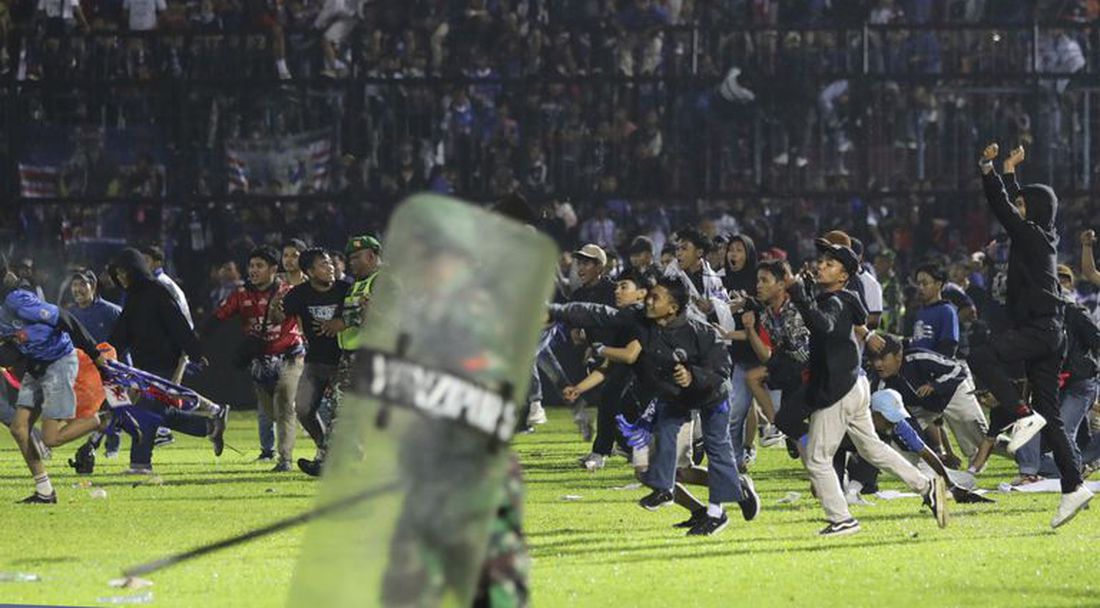 Полицай влиза в затвора поради смъртоносна небрежност на мач в Индонезия