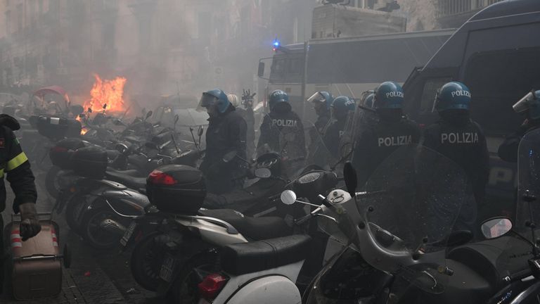 Насилието между феновете в Неапол продължи и след мача между
