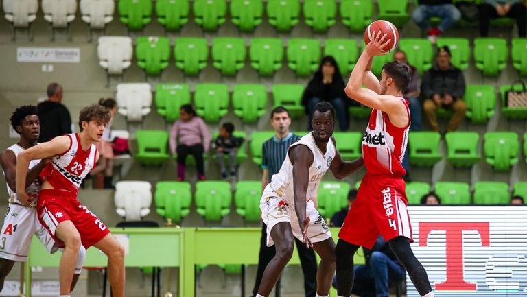 Кариерата на Денг Адел в Балкан не започна никак успешно