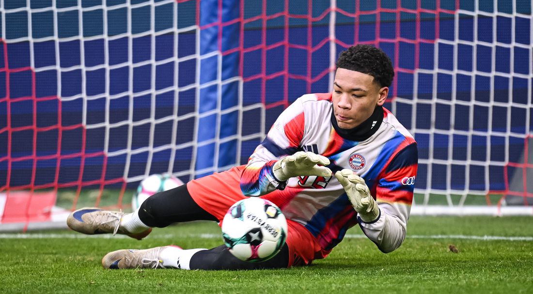 16-годишен вратар на Байерн ще пренаписва историята, но статистиката му буди въпроси