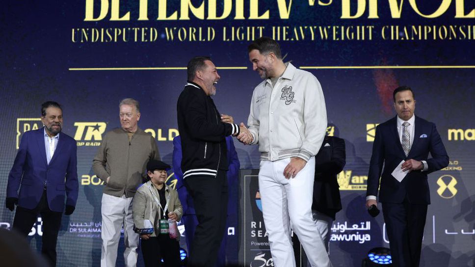 Оскар Де Ла Оя залага на Еди Хърн в боксов мач срещу Дейна Уайт