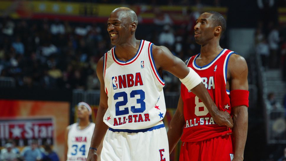 Майкъл Джордан въвежда Коби Брайънт в "Залата на славата"