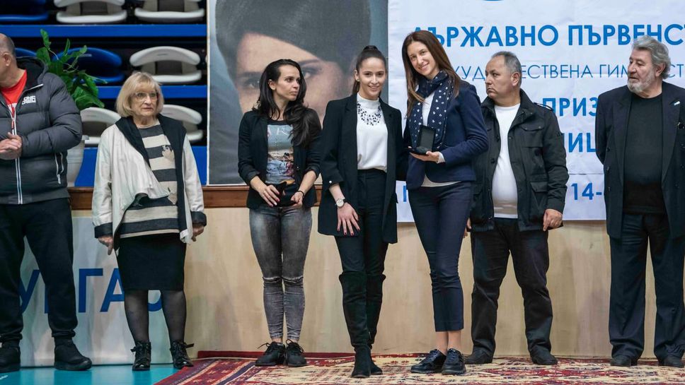 Невяна Владинова награди деятели от клуб Черноморец