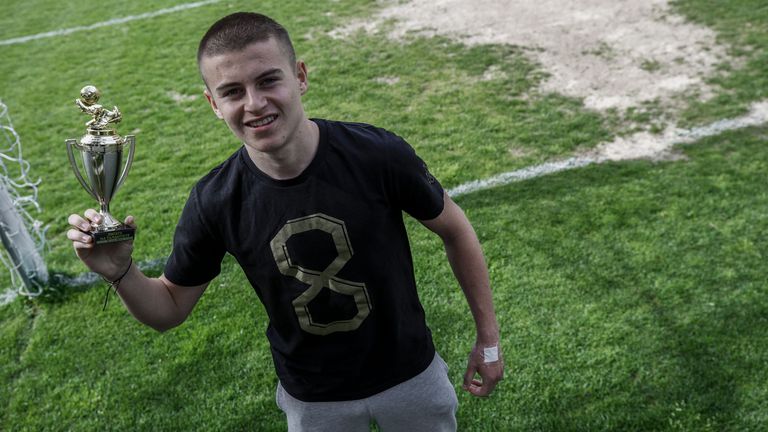Футболистът на Лудогорец U17 Петър Атанасов получи наградата си за