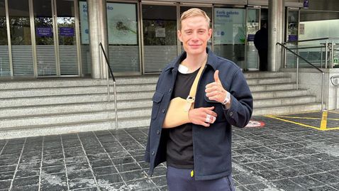 Двукратният шампион от "Тур дьо Франс" Йонас Вингегор беше изписан от болница