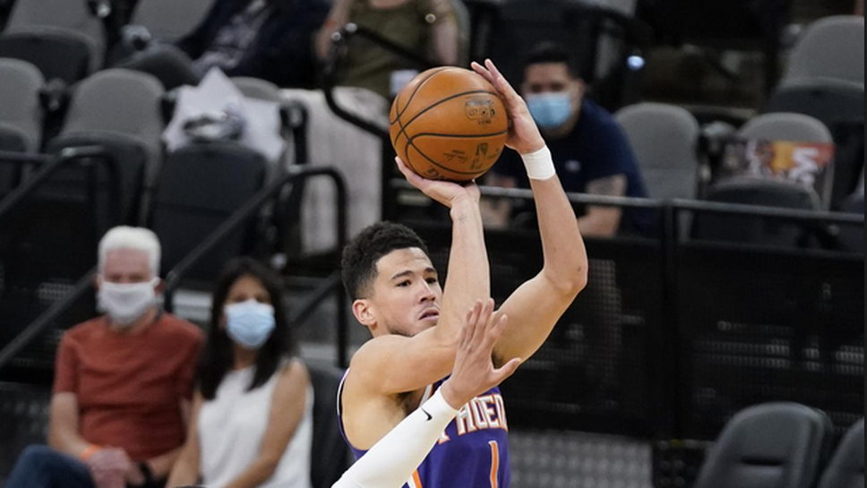 Девин Букър наниза 27 точки и Финикс разби Сан Антонио (видео)