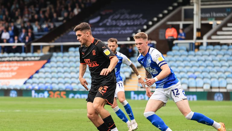 17 годишният нападател на Блекпул Джейк Дейниълс призна че е хомосексуалист