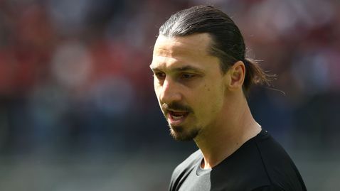  Емоционалният Ибра подсети за себе си с демонстрация отвън терена 