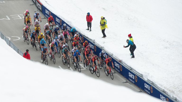 Колоездачната Обиколка на Италия няма да мине в петък през