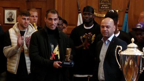 Футболистите на Ботев занесоха Купата при кмета на Пловдив