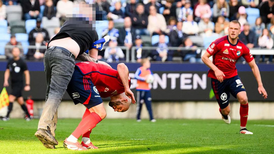 Мач в Швеция с участието на бивш играч на ЦСКА беше прекъснат заради агресия на фен срещу противников футболист