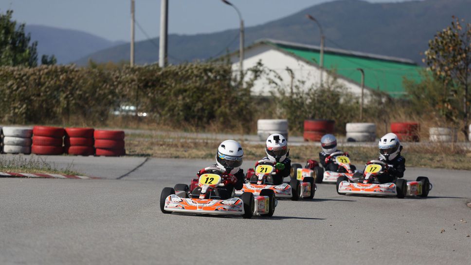 Първата група възпитаници на Картинг академията Pure Speed ще запише