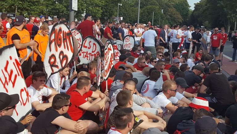 Пак протести: фенове насядаха пред рейса на РБ (Лайпциг) (снимки)