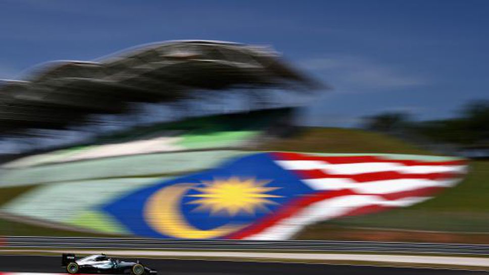 Розберг най-бърз в първата тренировка в Малайзия, пожар в Рено