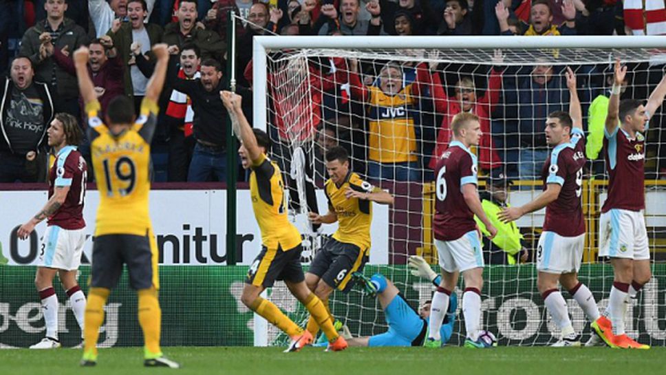 Скандален гол с ръка в последната секунда донесе радост на Арсенал (видео)