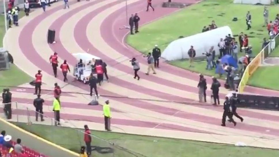 Енер Валенсия симулира контузия, за да избяга от полицията, униформени гонят количката с носилката (видео)