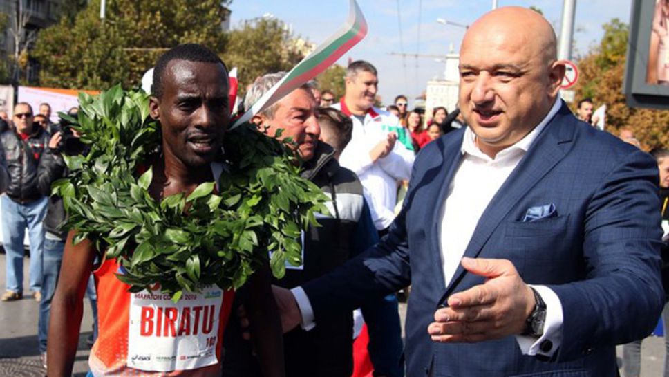 Министър Кралев връчи лавровия венец на победителя от Маратона на София