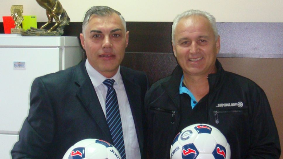 Бончо Генчев и Краси Манолов подариха футболни топки на Локомотив Дряново