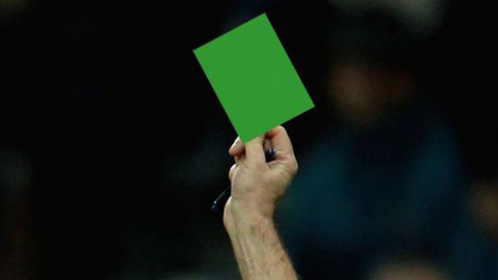 За първи път в историята футболист получи... зелен картон (видео)