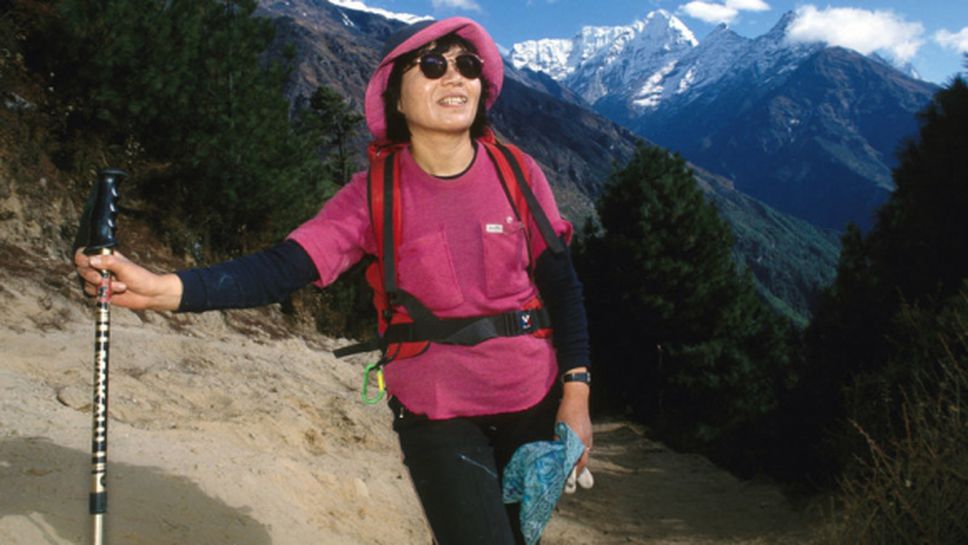 На 77-годишна възраст почина първата жена, която е изкачила Еверест