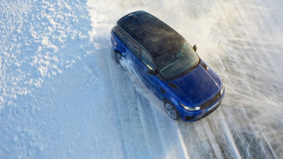 Jaguar Land Rover открива академия за шофиране на лед