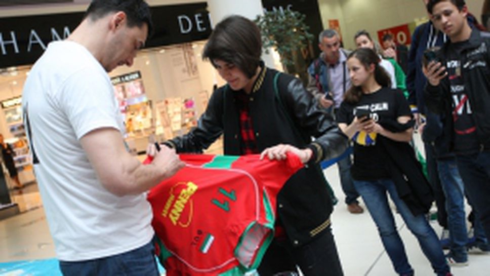 Владо Николов раздаде автографи на малки и големи в столичен мол