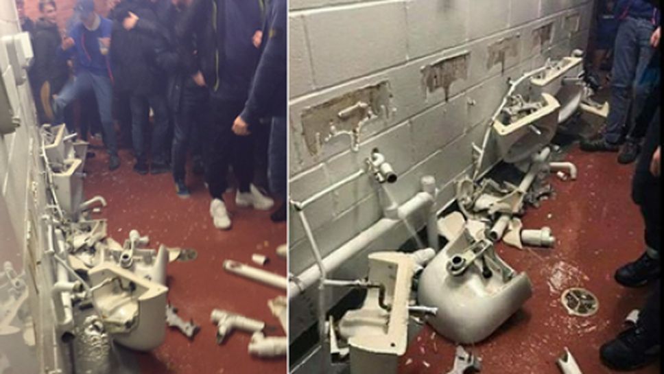 Феновете на Сити си изкараха яда от загубата върху тоалетните на "Олд Трафорд"