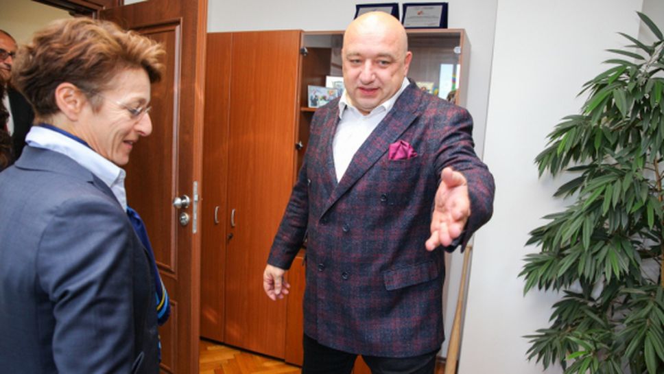 Министър Кралев се срещна с генералния секретар на Международната федерация по ски Сара Люис