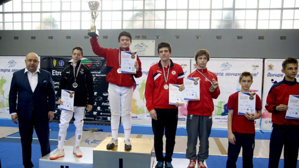 Министър Кралев награди финалистите при момчетата в Европейската купа на сабя до 14 години
