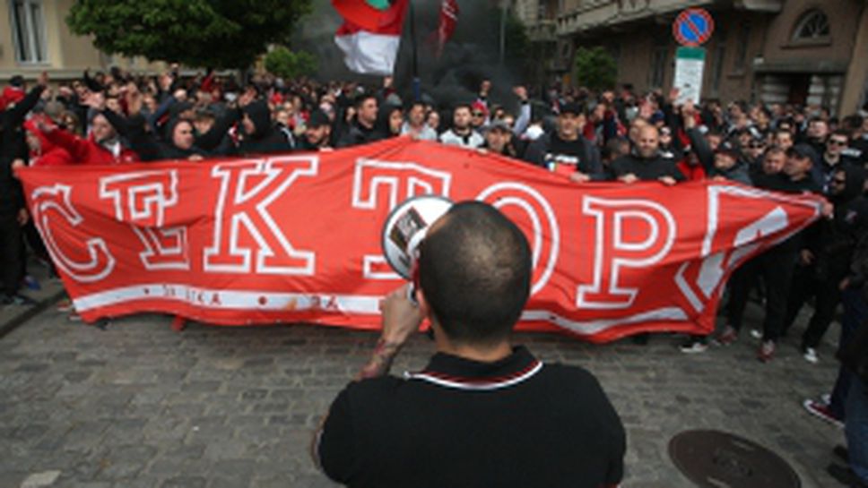 Хиляди фенове на ЦСКА с шествие преди двубоят на стадион "Българска армия"