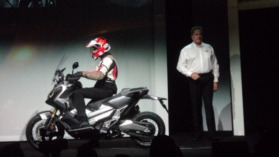 EICMA 2106: Трима шампиони и куп звезди представят Honda X-ADV