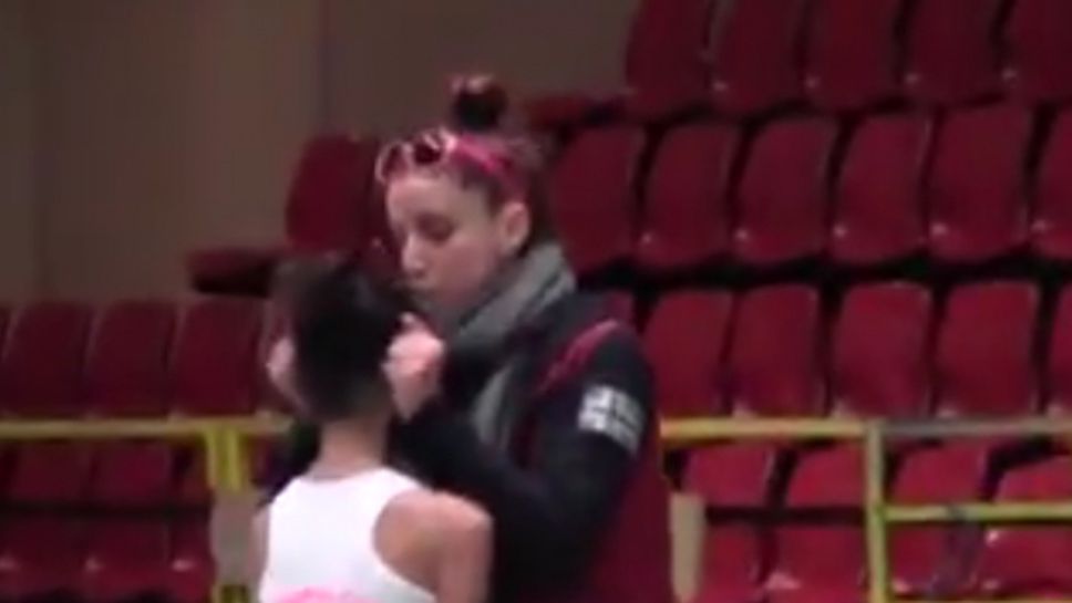 Скандално: Вижте как наша треньорка крещи на "ма" и дърпа ушите на своя гимнастичка (видео)