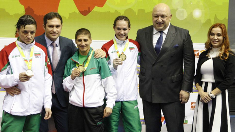 Министър Кралев аплодира трите ни европейски шампионки по бокс