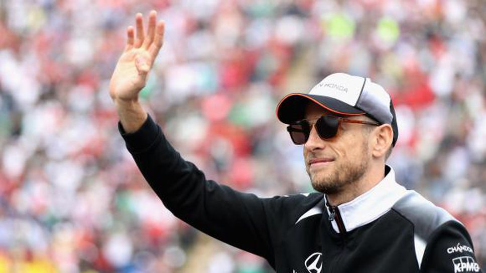 Бътън със специална каска за последното си състезание