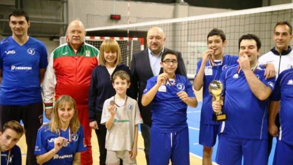 Министър Кралев връчи купата на победителите от семейния благотворителен турнир на школата на Владо Николов