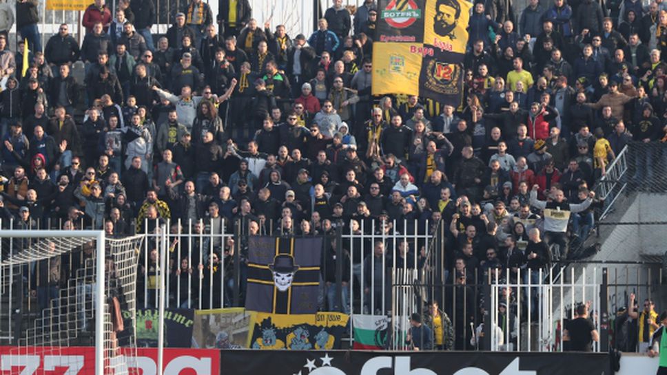 Феновете на Ботев "атакуват" стадиона въпреки забраната