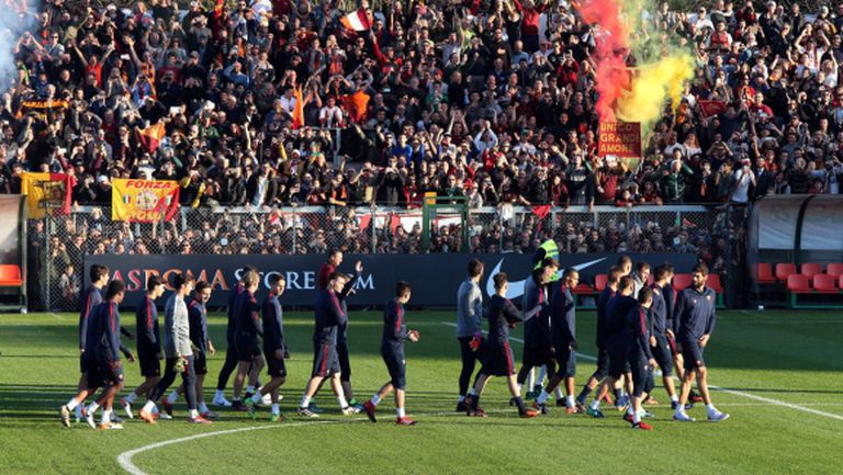 4000 тифози посрещнаха Рома след победата над Лацио (видео)