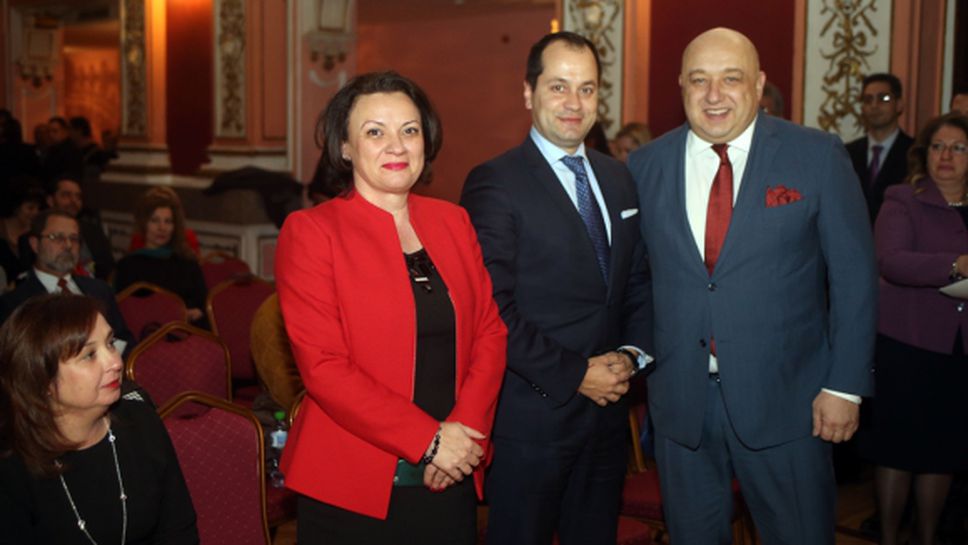 Министър Кралев връчи наградата за „Туристическо събитие“ на Празника на розата в Казанлък