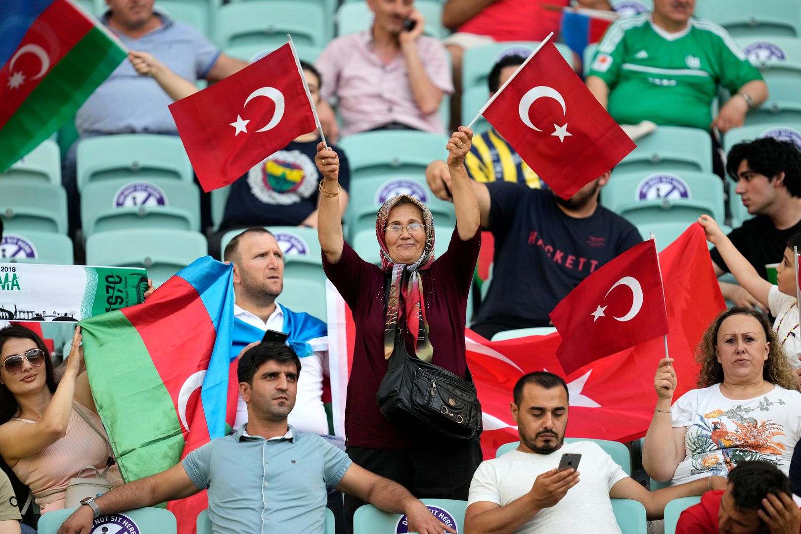 Турските фенове обраха точките на Евро 2020