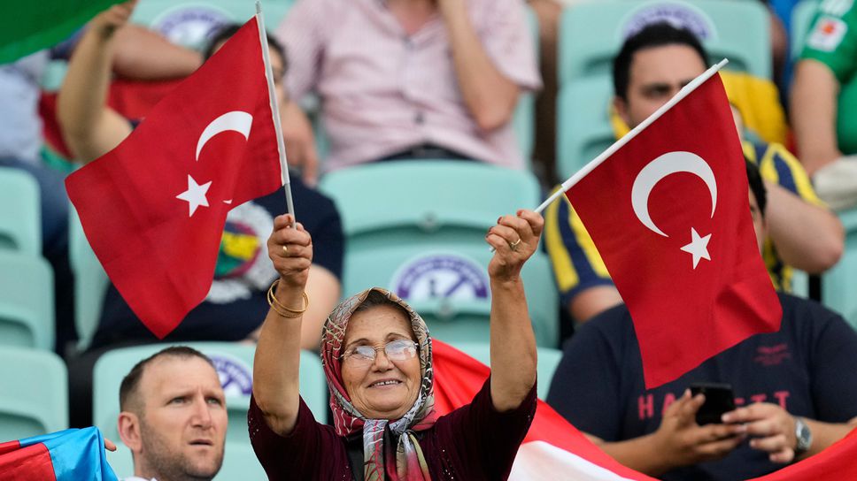 Турските фенове обраха точките на Евро 2020