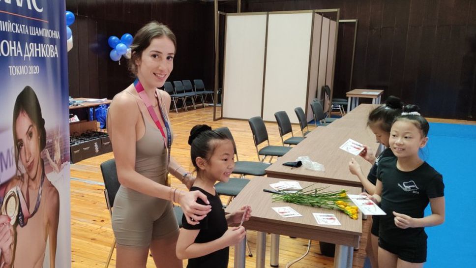 Олимпийската шампионка по художествена гимнастика Симона Дянкова проведе два мастър класа в родния си град Варна