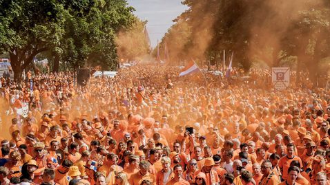 Оранжево море заля Хамбург преди мача на Нидерландия с Полша