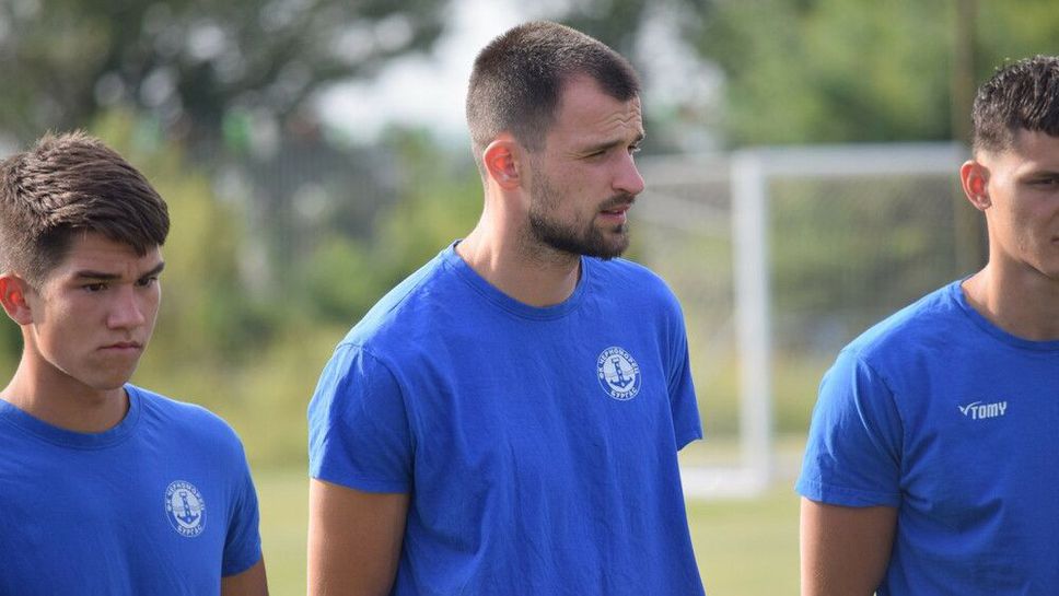 Черноморец Бургас съобщи че се разделя с трима футболисти Тодор