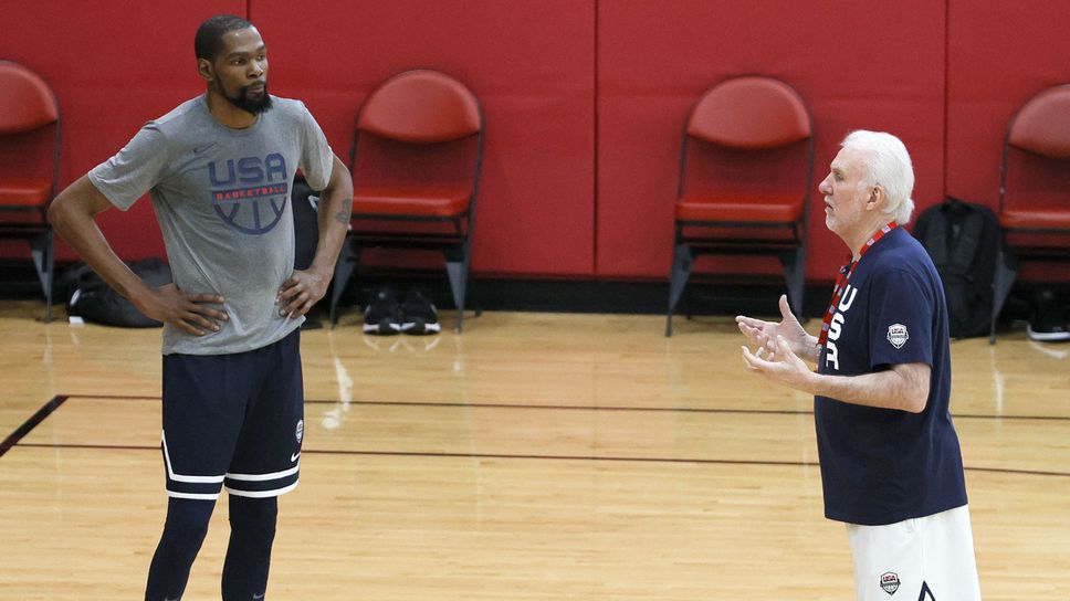 Уникално! Наставникът на американския "Дрийм тим" с фланелка на Локо (Сф)